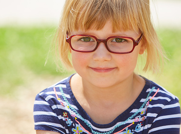 Mädchen im Kindergarten mit Brille
